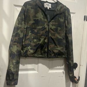 Camo cropped windbreaker jacket with hood & pockets. Size M #outdoor #camouflage